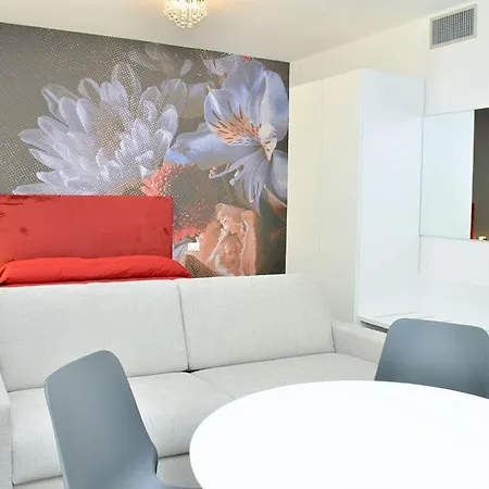 Elegant Located On The Gorgeous Coast Of